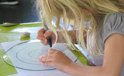 Visite-atelier 8-14 ans : on en fait tout un plat